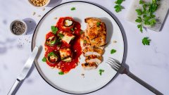 Рулетики з кабачків та маринована курка з начинкою з фети в томатному соусі default