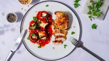 Рулетики з кабачків та маринована курка з начинкою з фети в томатному соусі default